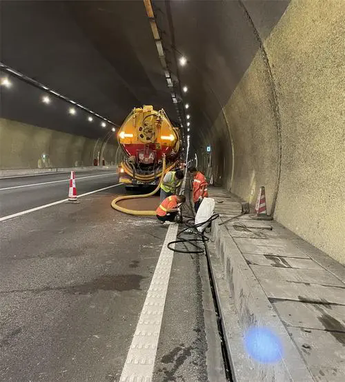 天心隧道排水渠清淤